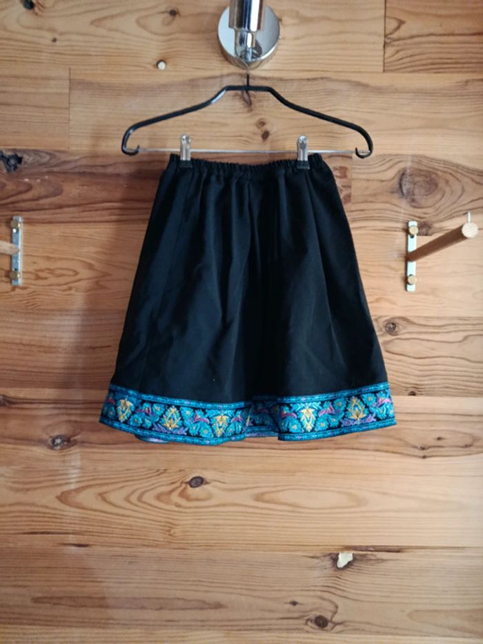 Jupe noire avec liseret brodé - photo numéro 3