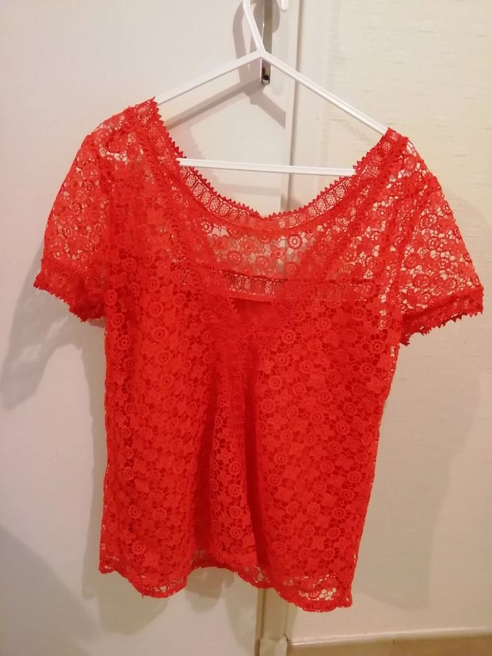 Haut a dentelle corail