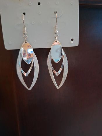 Belles Boucles d'Oreilles Pendantes Argentées - Style Moderne