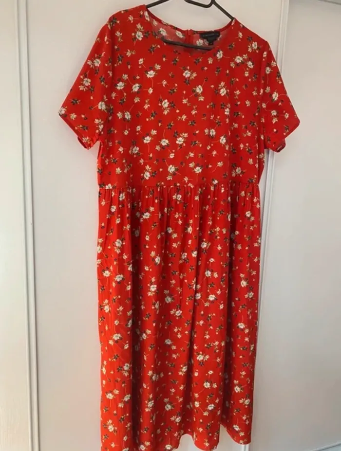 Robe fluide mi-longue rouge à fleurs taille 46 - photo numéro 2