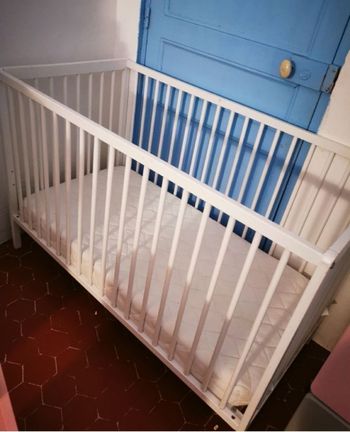 Lit bébé avec son matelas et table à langer