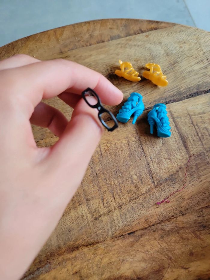 Lot accessoires talon bleu sandale pour poupée barbie miniatures - photo numéro 2