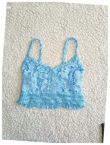 Crop top en dentelle bleu ciel à fines bretelles