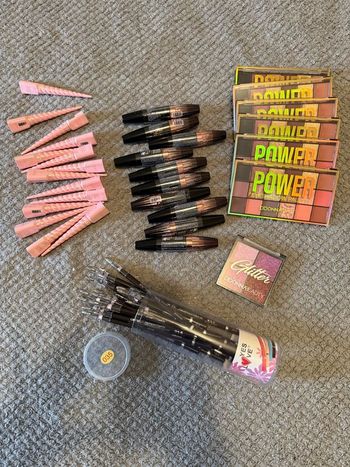 Lot maquillage 49 pièces neuf idéal revendeur