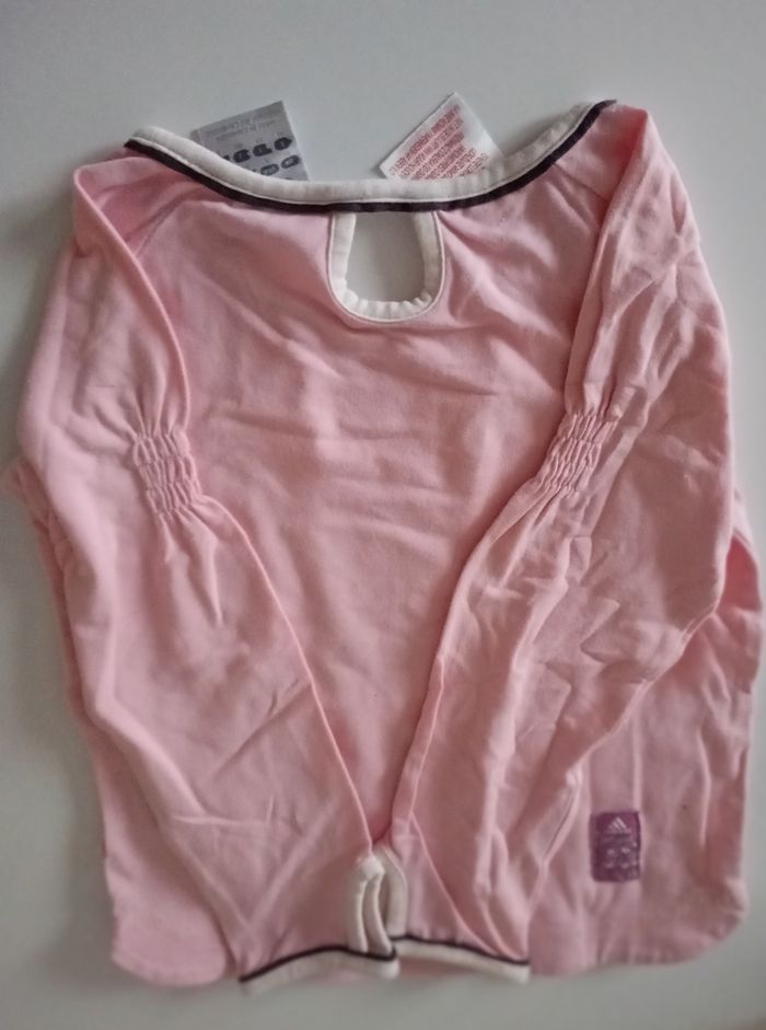 Tee-shirt , 3 ans ,manches longues , coton rose ,blanc et paillettes , Adidas . État neuf - photo numéro 3