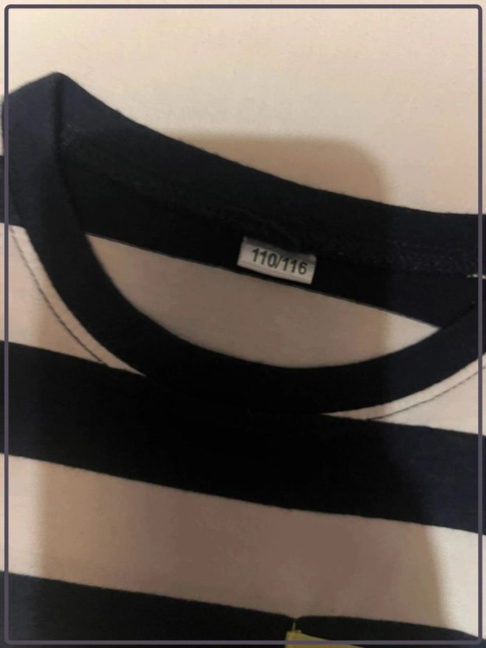 Tee shirt rayé bleu marine blanc et poche jaune fluo - photo numéro 4