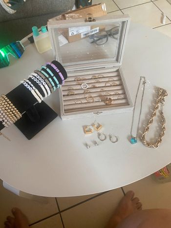 Lot de bijoux fantaisie avec porte bracelet et rangement très bon etat