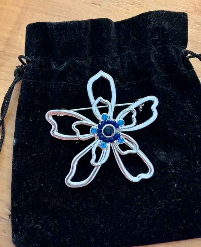 Jolie broche fleur argent bleus neuve - photo numéro 2