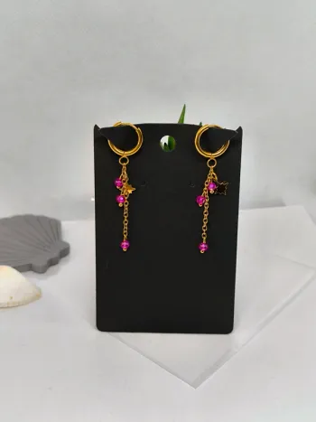 Boucles d'oreilles dorées étoile polaire et perles fushia