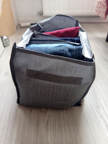 Panier de rangement gris avec séparation
