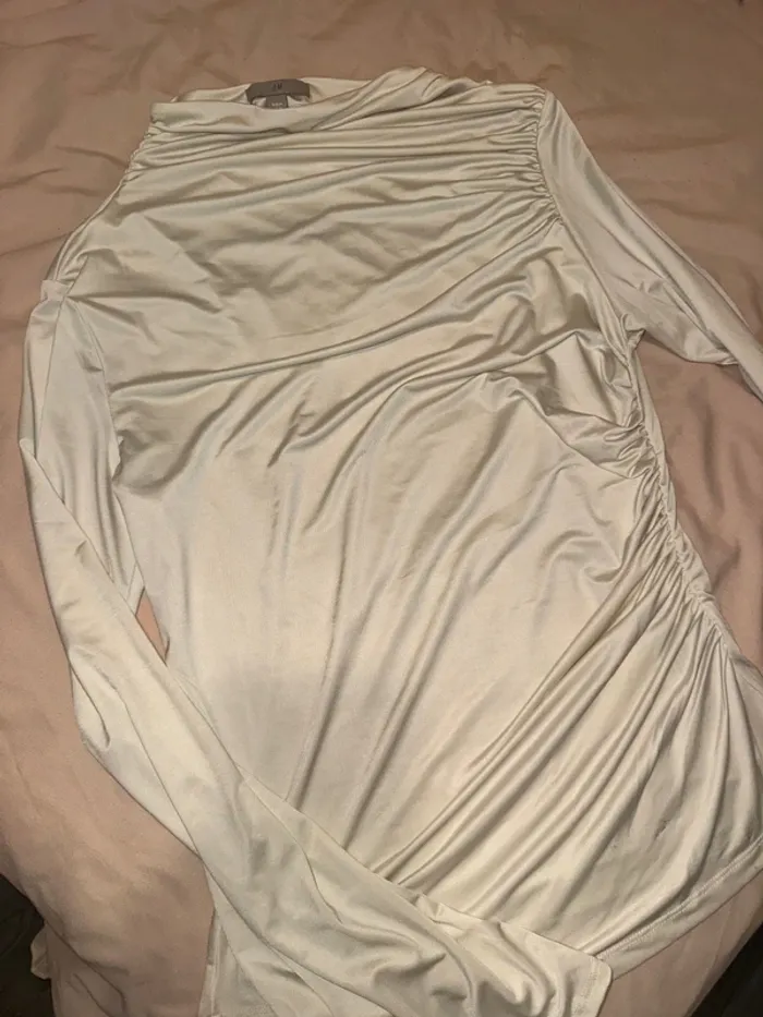 Haut beige à col montant et manches longues