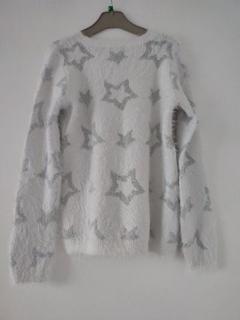 Pull blanc avec étoiles argentées
