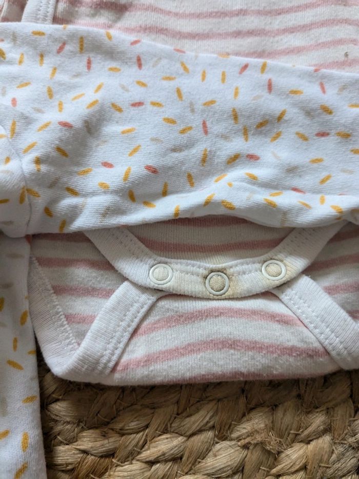 Lot bodies 1 mois - photo numéro 2