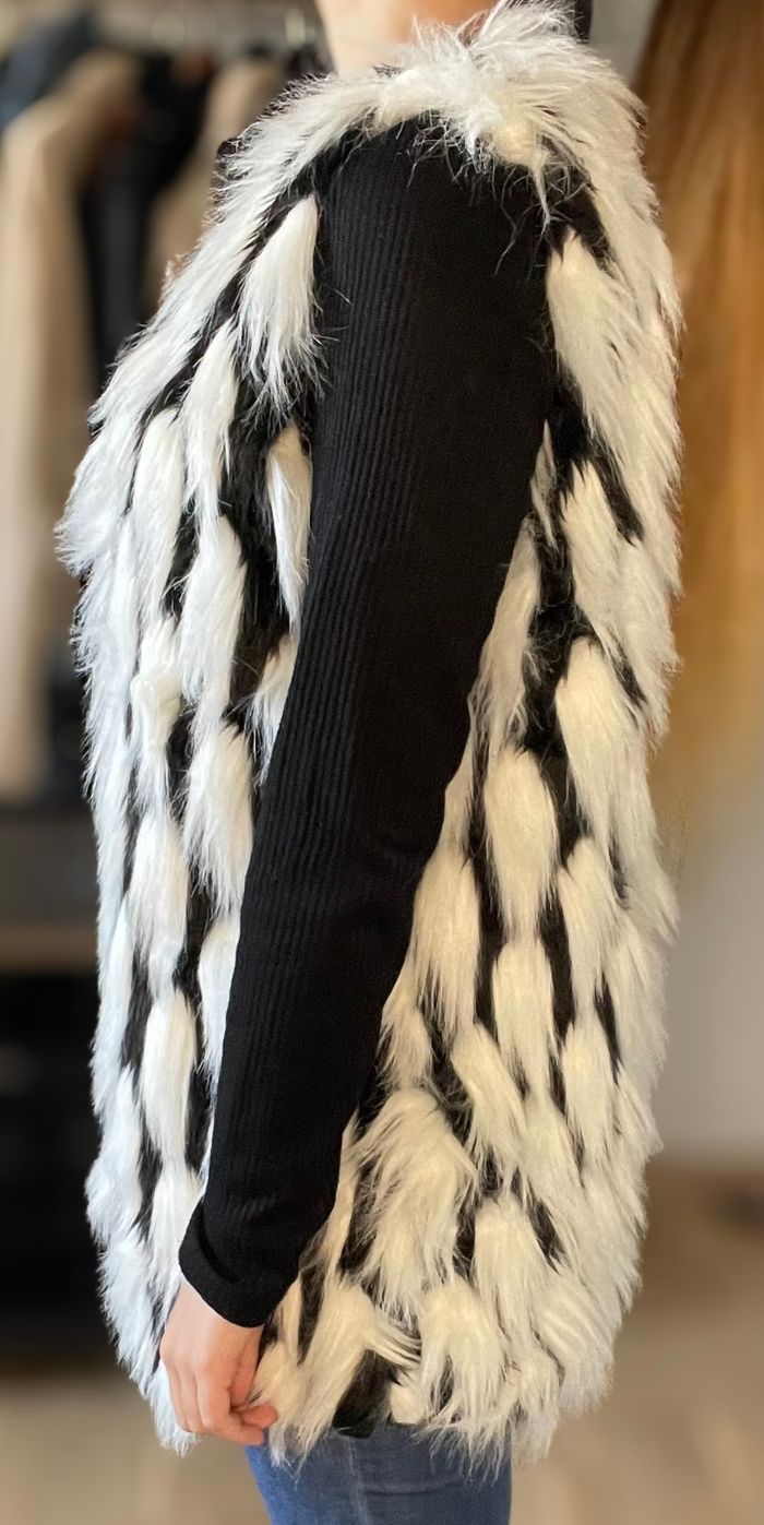 Veste sans manche noire et blanche fausse fourrure - photo numéro 2