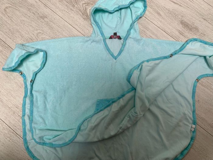 Cape de bain bleue 1 an - photo numéro 3