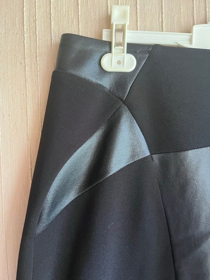 Jupe noire élégante avec empiècements effet cuir - taille 40 - photo numéro 2