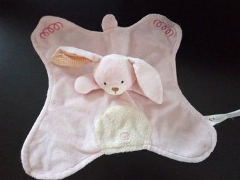 Doudou mouchoir rose lapin, blanc,  coin carré, rose pâle, bébé fille, motif, lapin rose, tourbillon, etiquette, sans marque 