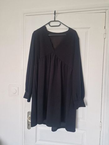 Robe noir col v festonné