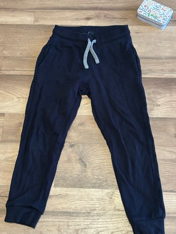 Je vend un jogging garçon taille 6 ans 114-119 cm très bon état 