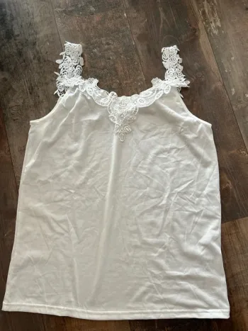 Débardeur blanc col dentelles