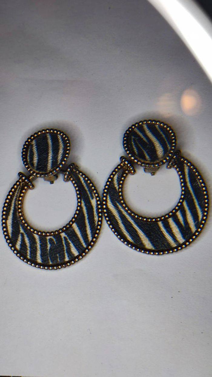 Gros clips d'oreilles zebre