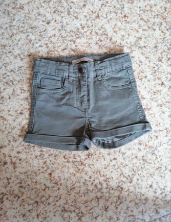 Short pour fille très bon état taille 6 ans couleur gris