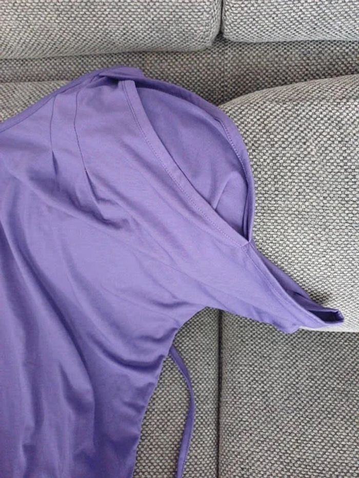 Joli haut violet avec ouverture sur les manche taille 40 - photo numéro 2