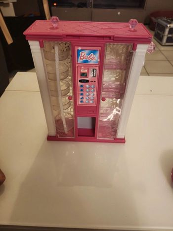 Distributeur de vêtements barbie