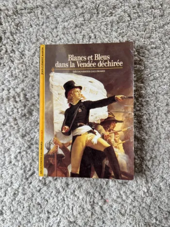 Livre blanc et bleu dont la Vendée déchirée