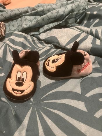 Chausson Mickey taille 3/6 mois
