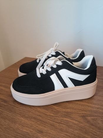 Basket noir et blanche femme taille 40 neuve