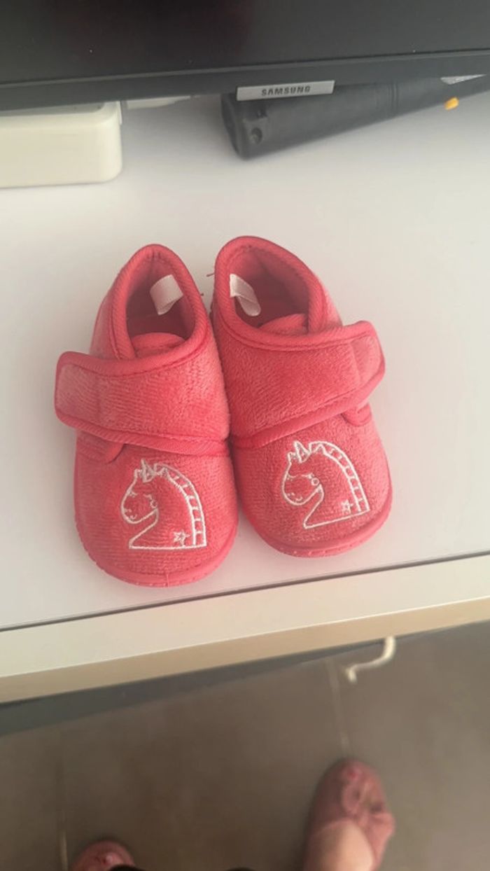 Pantoufles bébé fille 18 neuf