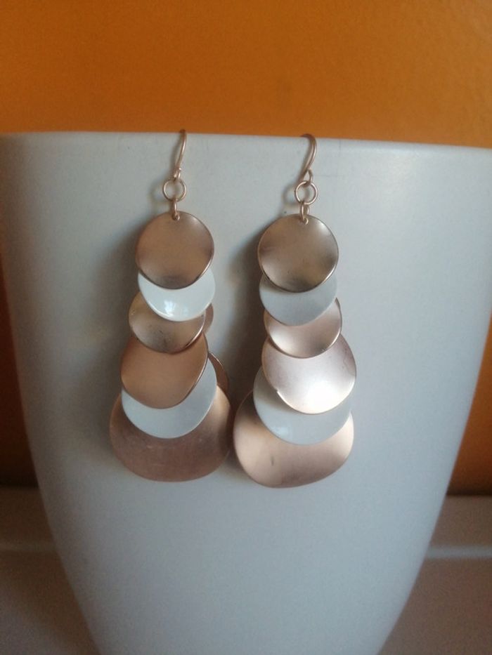 🌸Boucles d'oreilles pampilles dorées et blancs en cascade 🌸 - photo numéro 2