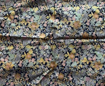 Chute de tissu imprimé à fleurs et à fruits