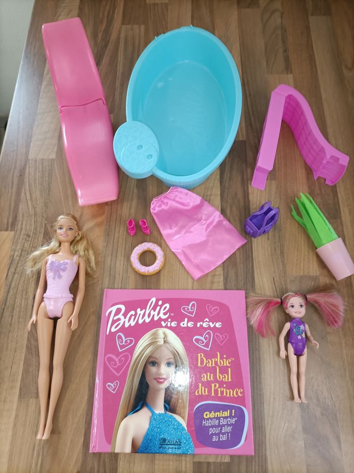 Lot barbie - Sortie Mère fille à la piscine - 2 barbies, accessoires et 1 livre