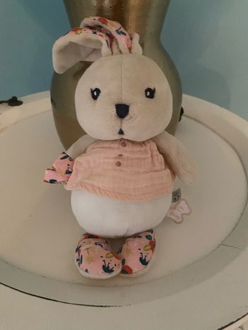 Doudou lapin gaze de coton rose Kaloo k’doux 