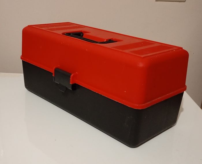 Caisse mallette pour diverses utilisations.Plastique rouge et noir . Poignée . Très bon état - photo numéro 4