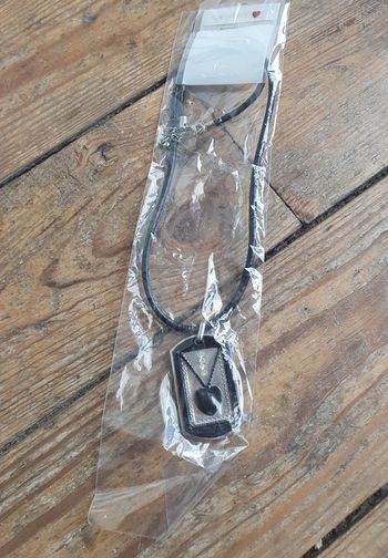 Collier plaque métallique cœur noir neuf