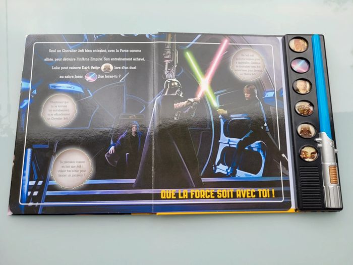 Fantastique livre Star Wars L'entrainement Jedi, sabre laser lumineux et voix du film - photo numéro 5