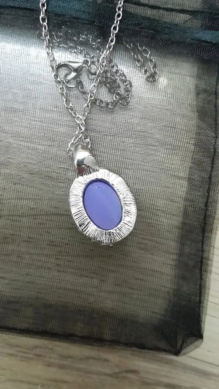 Collier pendentif Pierre bleue, Vintage porté par Katherine dans Vampire Diaries - photo numéro 3