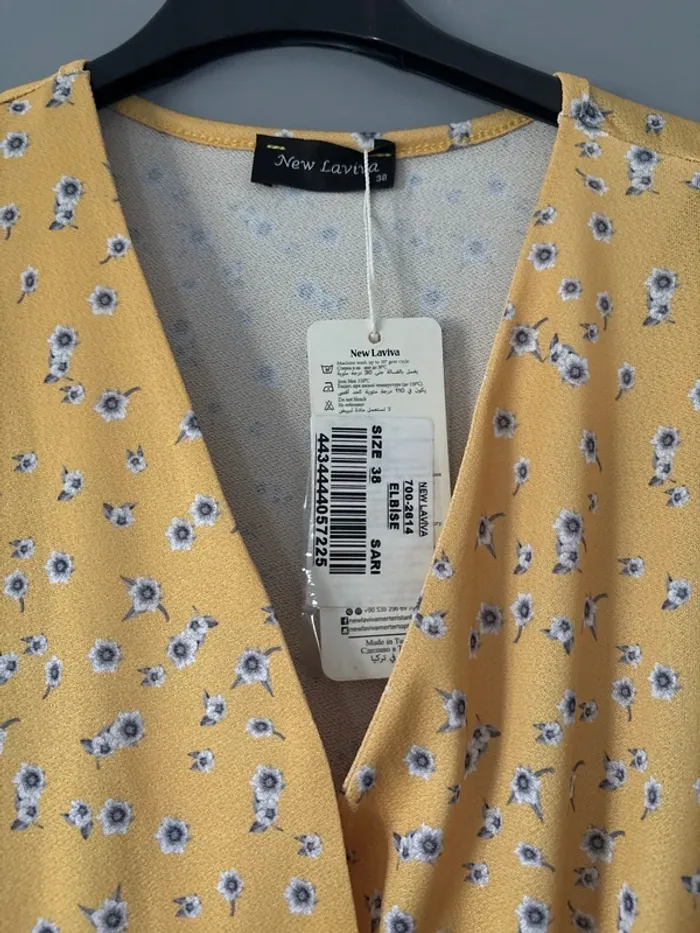 Robe jaune à fleur - photo numéro 3