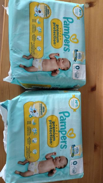 Lot de deux paquets de couches Pampers taille 0