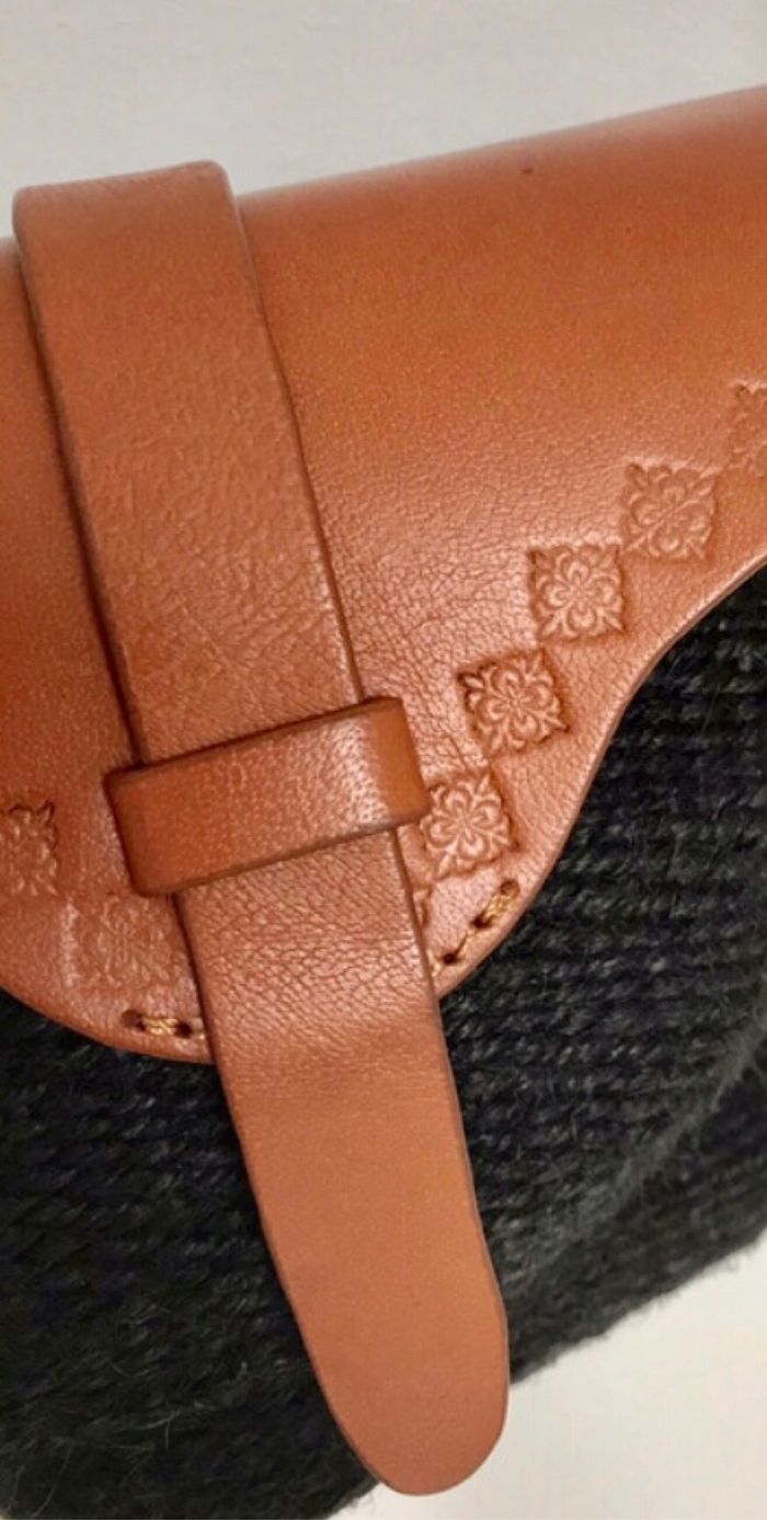 Sac à main mini besace petit panier bandoulière été paille noir cuir marron fauve rabat artisanal festival - photo numéro 3