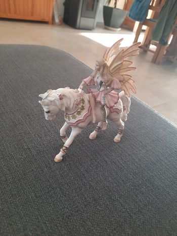 Figurine cheval et fée