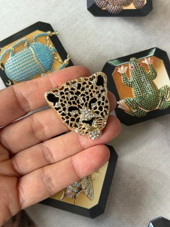 Broche, léopard chic et élégante