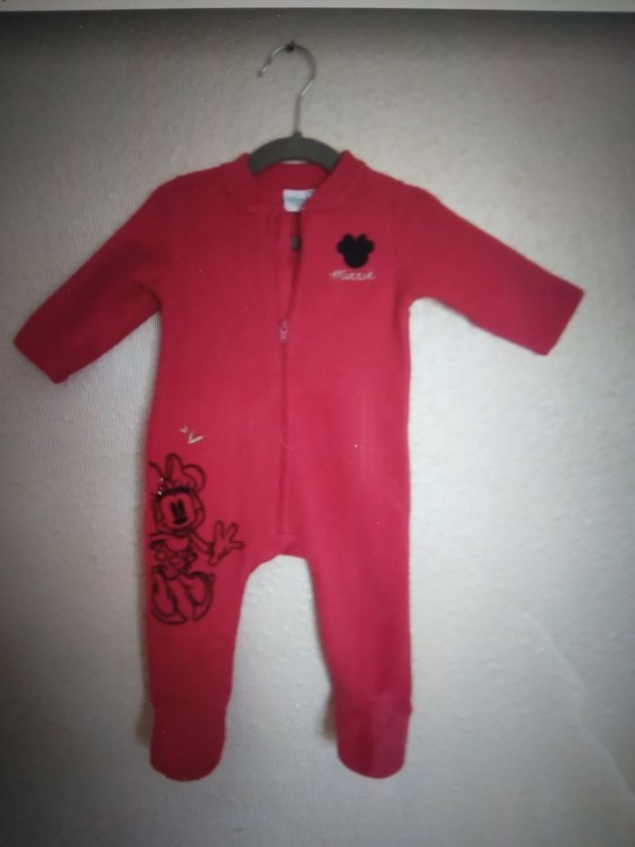 Combinaison Disney Rose avec motifs.