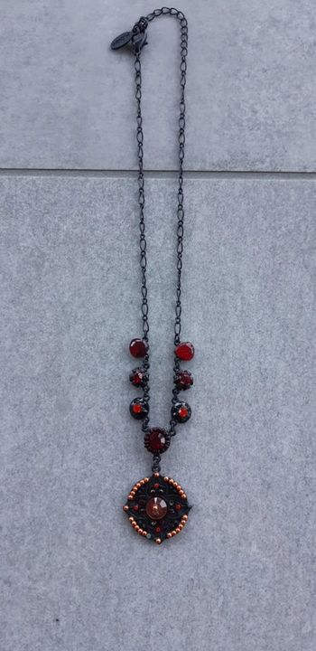 Collier fantaisie noir et rouge