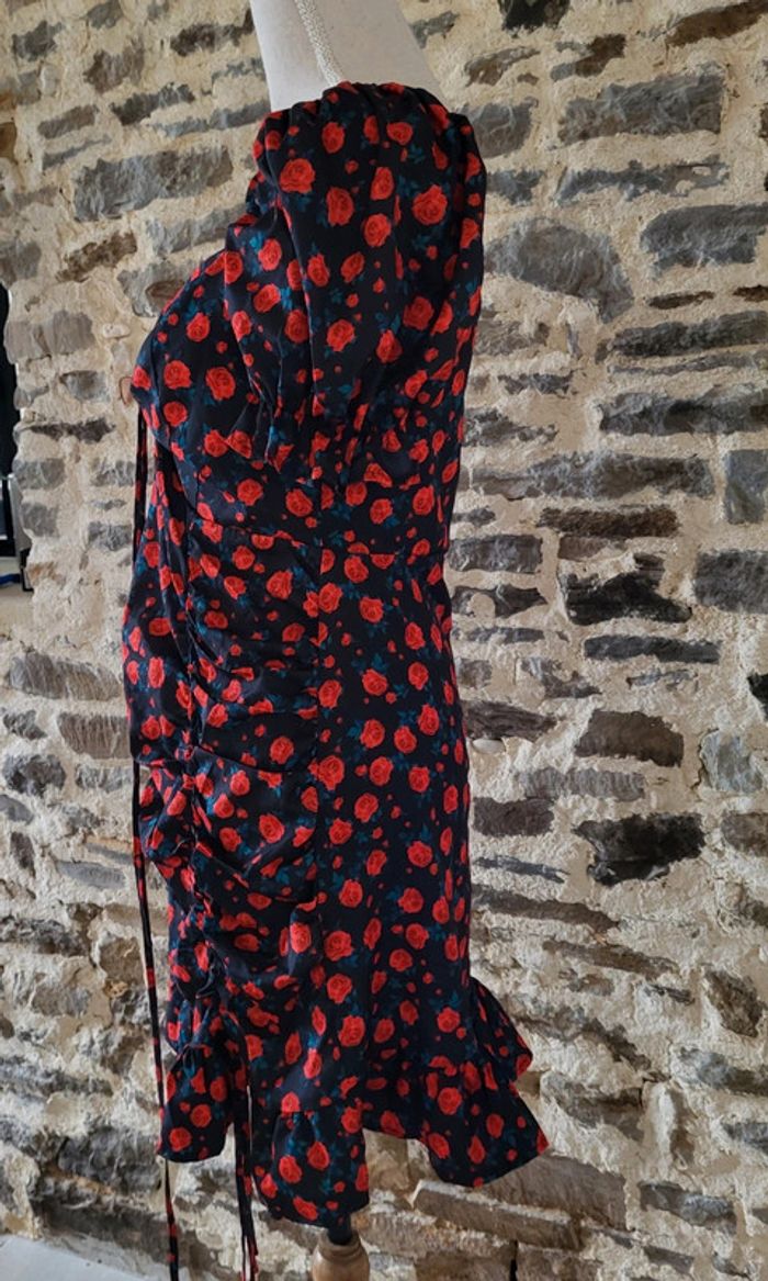 Robe de cérémonie motifs roses rouges sur fond noir manches courtes Taille 34/36 - photo numéro 4