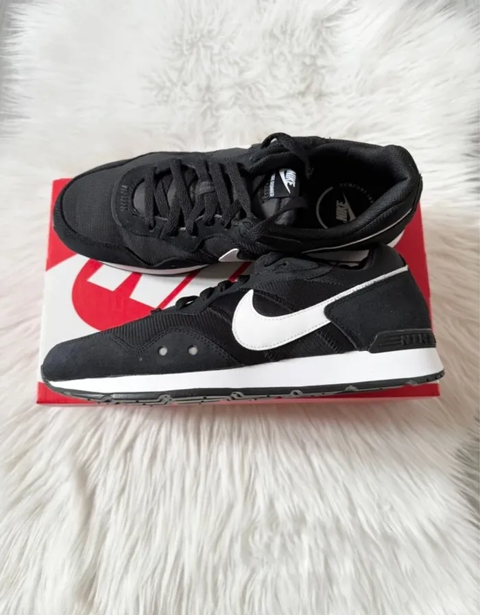 Nike Venture Runner – Taille 44,5 – noir/blanc – Neuf avec étiquette - photo numéro 7
