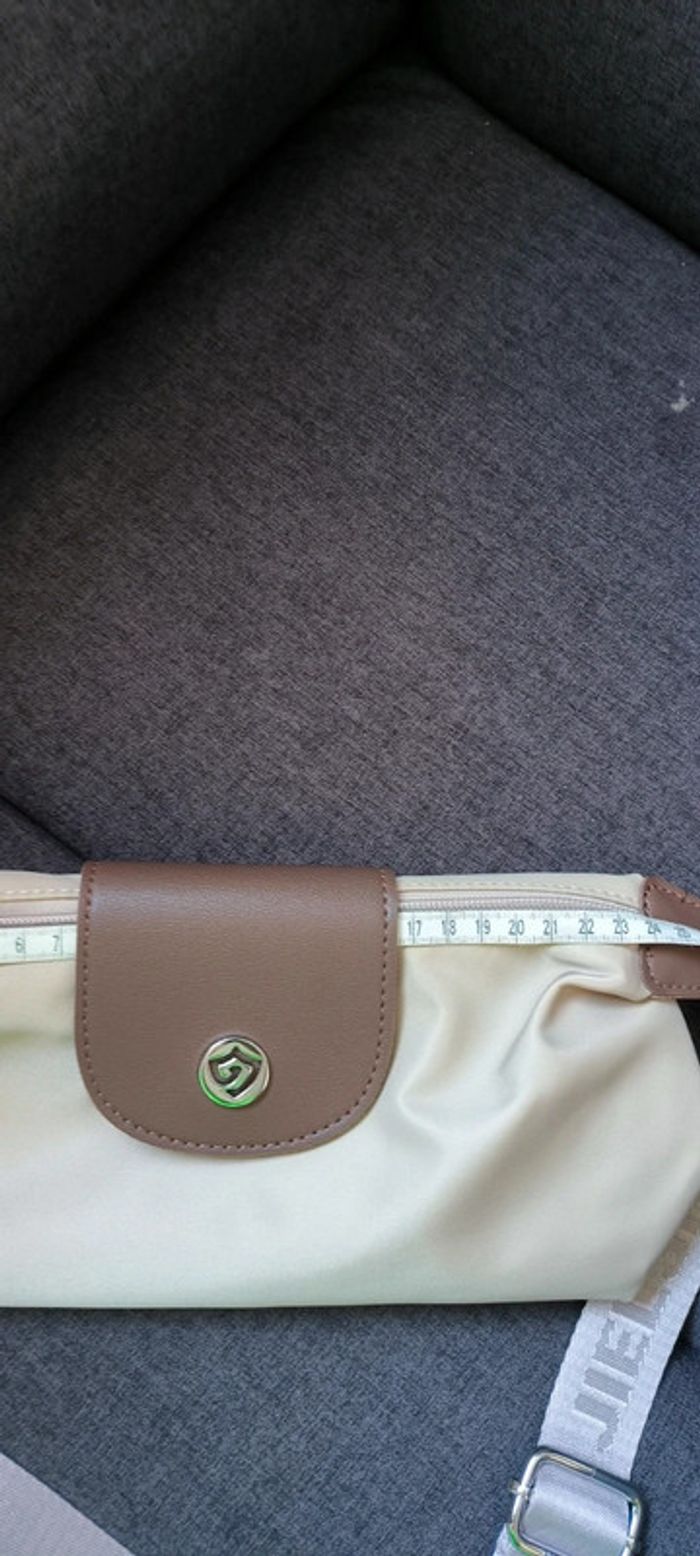 Sac à bandoulière très tendance de très bonne qualité avec compartiment - photo numéro 10